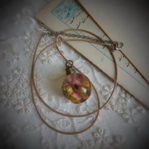 گردنبند رزینی نازگل